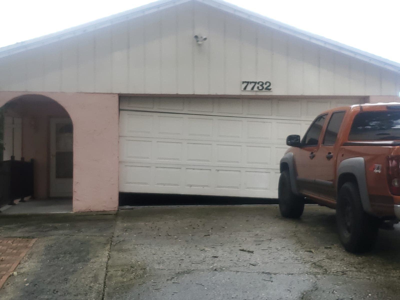 Garage Door Off Track Repair In Tampa Fl 33615 - Local Garage Door Pros Garage Door Off Track Repair In Tampa Fl 33615